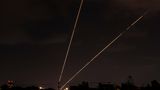 Das israelische Luftabwehrsystem feuert, um Raketen abzufangen