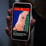 Eine Person zeigt die Tzofar-App zur Warnung vor ankommenden Raketen auf ihrem Telefon