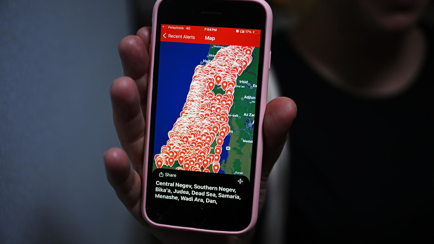 Eine Person zeigt die Tzofar-App zur Warnung vor ankommenden Raketen auf ihrem Telefon