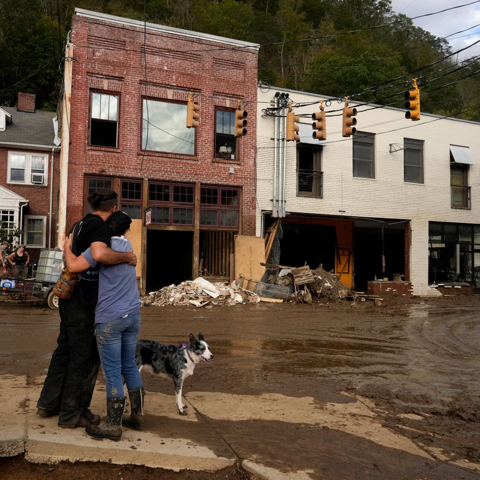 Marshall, USA. Der Hurrikan Helene hat mit seiner zerstörerischen Wucht großes Leid über die Menschen in den betroffenen Gebieten gebracht. Die Anwohnerin Anne Schneider (r.) und ihr Freund Eddy Sampson gehören zu den Opfern und blicken mit Entsetzen (so darf man annehmen) auf die Folgen des Monstersturms. Jetzt heißt es: aufräumen und wiederaufbauen