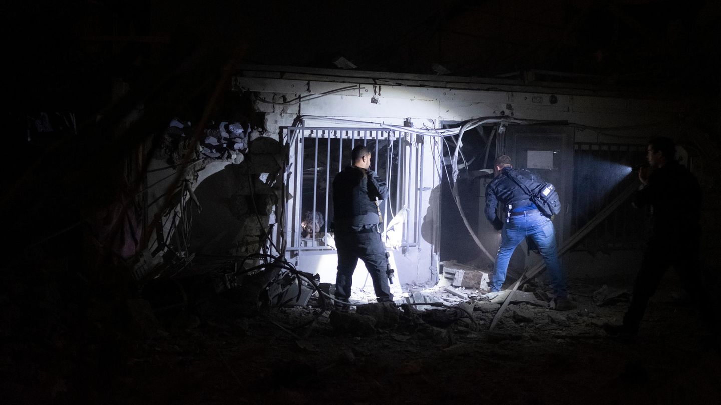 Auch in der Nacht sucht die Armee weiter nach Hamas-Kämpfern. Aus Angst vor weiteren Attacken schließen sich Israelis in ihren Häusern ein, viele Straßen bleiben menschenleer