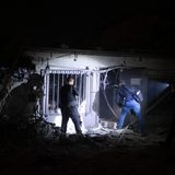 Auch in der Nacht sucht die Armee weiter nach Hamas-Kämpfern. Aus Angst vor weiteren Attacken schließen sich Israelis in ihren Häusern ein, viele Straßen bleiben menschenleer