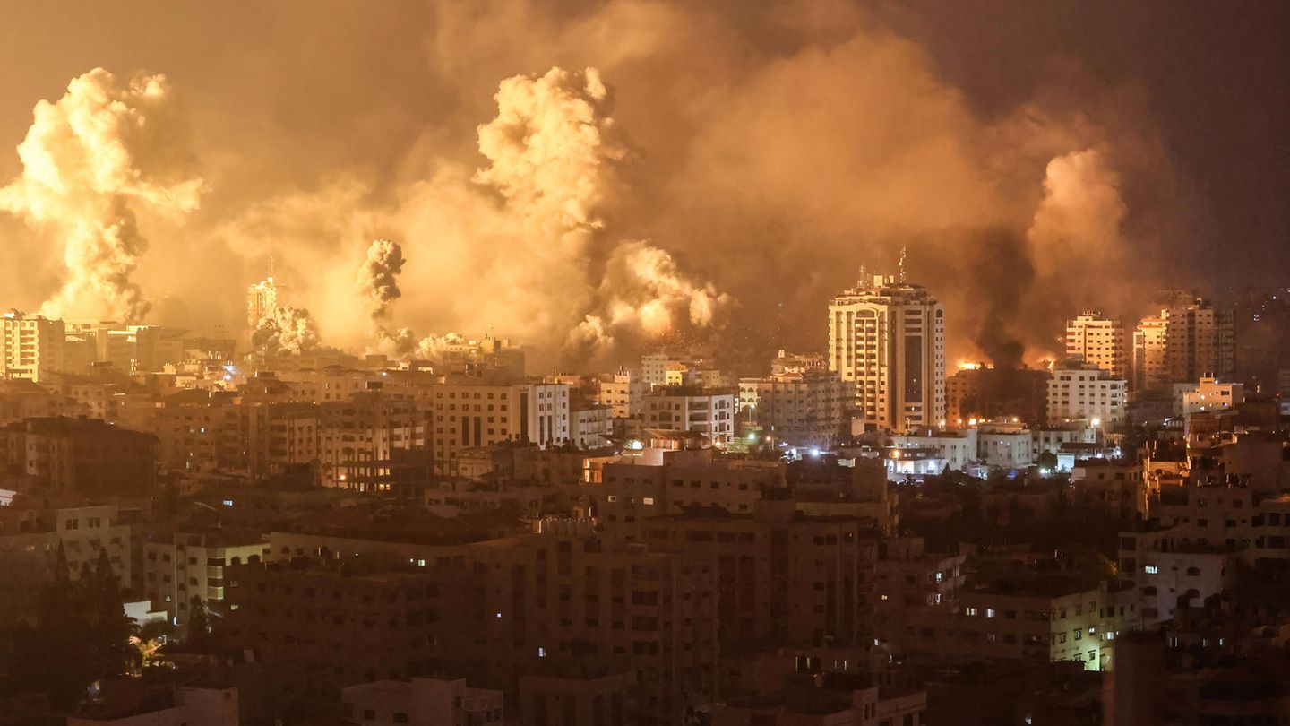 Seitdem hat die israelische Gegenoffensive den Gazastreifen verwüstet. Nach Angaben des Hamas-Gesundheitsministeriums wurden dort mehr als 41.500 Menschen getötet. Die Angaben können nicht unabhängig überprüft werden, die Vereinten Nationen stufen diese Zahl jedoch als glaubwürdig ein. Hunderttausende sind obdachlos oder auf der Flucht