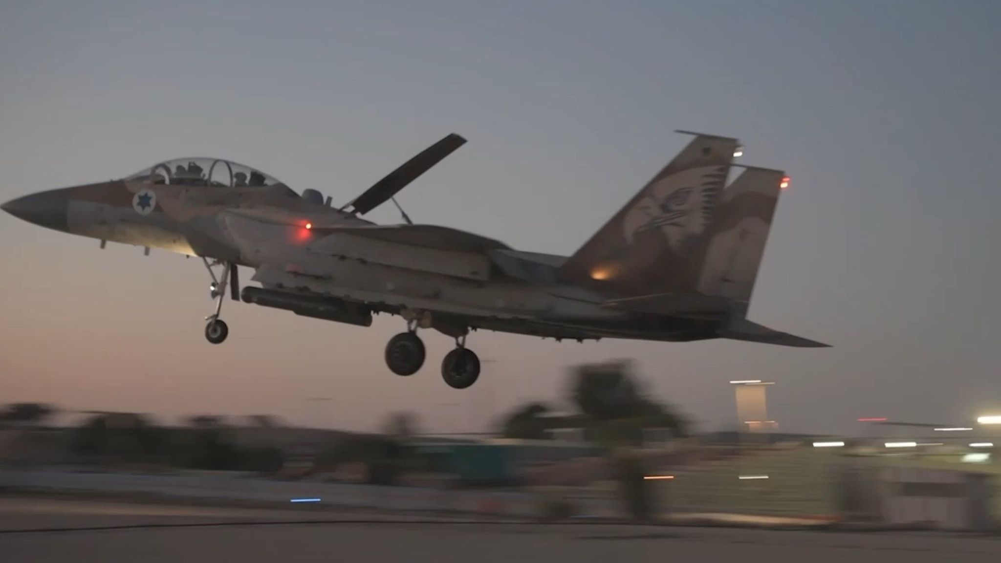 Start ins Ungewisse: Mit 2000-Kilogramm-Bomben bestückter israelischer Kampfjet