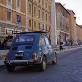 ein alter Fiat parkt in einer Stadt in Rom