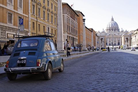 ein alter Fiat parkt in einer Stadt in Rom