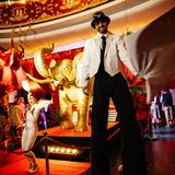 Die Tänzerin Tara und der Stelzenläufer Dee arbeiten nicht nur zusammen, sie sind auch ein Ehepaar. "Hat sich halt so angeboten!", sagt Dee