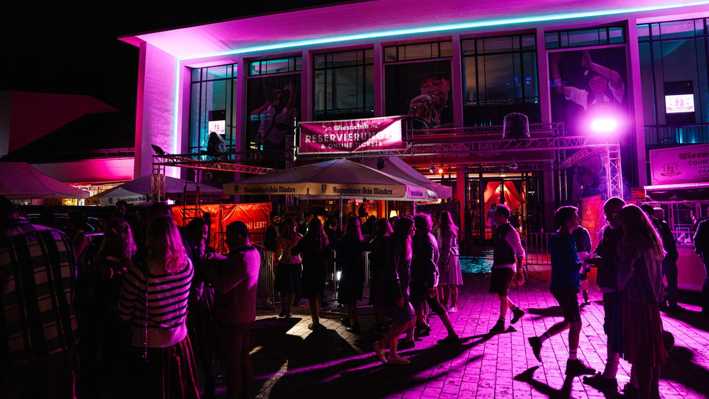 Nur wenige Meter hinter der Theresienwiese liegt der Wiesnclub. 850 Leute passen rein, wenn's drinnen voll ist, wachsen die Schlangen vor dem Einlass. Die Feiernden kommen nach einem Tag im Zelt, "die sind hochgepeitscht, wollen tanzen, singen, springen", sagt Chef Matthias Rösch. Die Aufgabe des Clubs sei es, die Menschen in ihrer guten Laune abzuholen