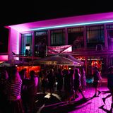 Nur wenige Meter hinter der Theresienwiese liegt der Wiesnclub. 850 Leute passen rein, wenn's drinnen voll ist, wachsen die Schlangen vor dem Einlass. Die Feiernden kommen nach einem Tag im Zelt, "die sind hochgepeitscht, wollen tanzen, singen, springen", sagt Chef Matthias Rösch. Die Aufgabe des Clubs sei es, die Menschen in ihrer guten Laune abzuholen