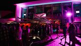Nur wenige Meter hinter der Theresienwiese liegt der Wiesnclub. 850 Leute passen rein, wenn's drinnen voll ist, wachsen die Schlangen vor dem Einlass. Die Feiernden kommen nach einem Tag im Zelt, "die sind hochgepeitscht, wollen tanzen, singen, springen", sagt Chef Matthias Rösch. Die Aufgabe des Clubs sei es, die Menschen in ihrer guten Laune abzuholen