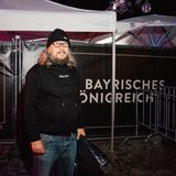 Ohne ihn geht nichts: Technischer Leiter Tobias Streit. Ständig ruft wer: "Tobi!" – wenn ein EC-Gerät spinnt, eine Steckerleiste Feuer fängt oder eine Lampe ausgebrannt ist. Tobi arbeitet für ein paar Monate im Jahr im Münchner Nachtleben, die restliche Zeit segelt er mit seiner Freundin in der karibischen See