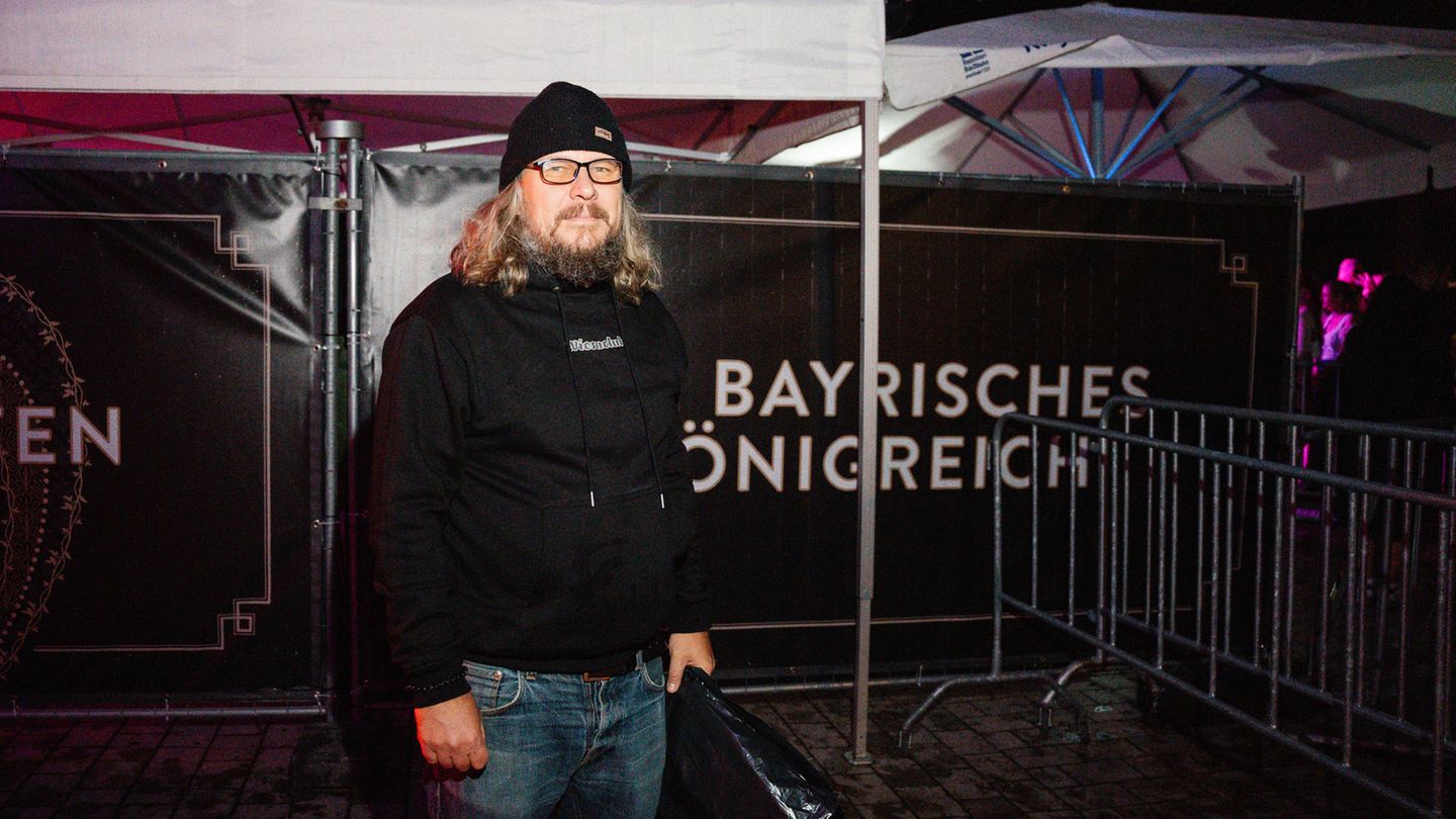 Oktoberfest: Ohne ihn geht nichts: Technischer Leiter Tobias Streit. Ständig ruft wer: "Tobi!" – wenn ein EC-Gerät spinnt, eine Steckerleiste Feuer fängt oder eine Lampe ausgebrannt ist. Tobi arbeitet für ein paar Monate im Jahr im Münchner Nachtleben, die restliche Zeit segelt er mit seiner Freundin in der karibischen See Ohne ihn geht nichts: Technischer Leiter Tobias Streit. Ständig ruft wer: "Tobi!" – wenn ein EC-Gerät spinnt, eine Steckerleiste Feuer fängt oder eine Lampe ausgebrannt ist. Tobi arbeitet für ein paar Monate im Jahr im Münchner Nachtleben, die restliche Zeit segelt er mit seiner Freundin in der karibischen See