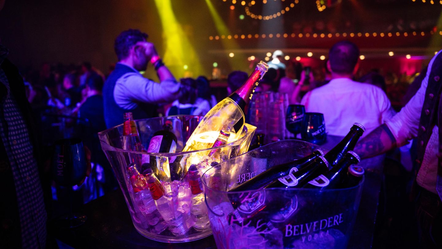 Die Wiesn trieft vor Geld, das ist kein Geheimnis. Im Club machen sie die meisten Einnahmen mit großen Gruppen von Anwaltskanzleien oder IT-Firmen. Die bestellen dann auch gern mal die große Magnum-Flasche Champagner. Mit Beleuchtung, damit jeder sieht, wie teuer der Spaß ist