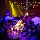 Die Wiesn trieft vor Geld, das ist kein Geheimnis. Im Club machen sie die meisten Einnahmen mit großen Gruppen von Anwaltskanzleien oder IT-Firmen. Die bestellen dann auch gern mal die große Magnum-Flasche Champagner. Mit Beleuchtung, damit jeder sieht, wie teuer der Spaß ist