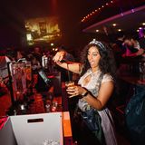 Mariam Al-Qamree studiert eigentlich Jura, aber während der Wiesn schenkt sie aus, die gesamten 16 Tage lang: Um acht Uhr morgens ist sie nach einer Schicht zu Hause, schläft bis nachmittags, abends arbeitet sie wieder im Club