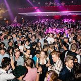 Die Feiernden tragen Dirndl oder Leserhosn, aber im Wiesnclub gibt es keine Oktoberfest-Musik wie in den Festzelten. Damit das Parkett der Kongresshalle nach der Wiesn noch begehbar ist, kleben sie jedes Jahr einen extra gezimmerten Boden für 80.000 Euro drauf