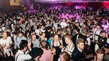 Die Feiernden tragen Dirndl oder Leserhosn, aber im Wiesnclub gibt es keine Oktoberfest-Musik wie in den Festzelten. Damit das Parkett der Kongresshalle nach der Wiesn noch begehbar ist, kleben sie jedes Jahr einen extra gezimmerten Boden für 80.000 Euro drauf