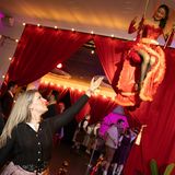 Anja Rösch ist die Ehefrau des Chefs. Eigentlich hatte sie die Idee für den Wiesnclub: Als sie selbst nämlich einmal aus dem Bierzelt kam und weiterfeiern wollte. Weil es vor 15 Jahren noch keinen Ort direkt an der Wiesn gab, wo das möglich war, eröffnete ihr Mann eine temporäre Disco. Die gibt es jedes Jahr nur während des Oktoberfests, in der dafür gemieteten Alten Kongresshalle