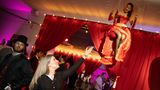 Anja Rösch ist die Ehefrau des Chefs. Eigentlich hatte sie die Idee für den Wiesnclub: Als sie selbst nämlich einmal aus dem Bierzelt kam und weiterfeiern wollte. Weil es vor 15 Jahren noch keinen Ort direkt an der Wiesn gab, wo das möglich war, eröffnete ihr Mann eine temporäre Disco. Die gibt es jedes Jahr nur während des Oktoberfests, in der dafür gemieteten Alten Kongresshalle