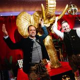 Die Chefs des Wiesnclubs: Matthias Rösch und Johannes Ress, die hier alle nur Matse und Hansi nennen. Den Elefanten haben sie als Hommage an Ludwig II. aufgestellt, den Märchenkönig Bayerns