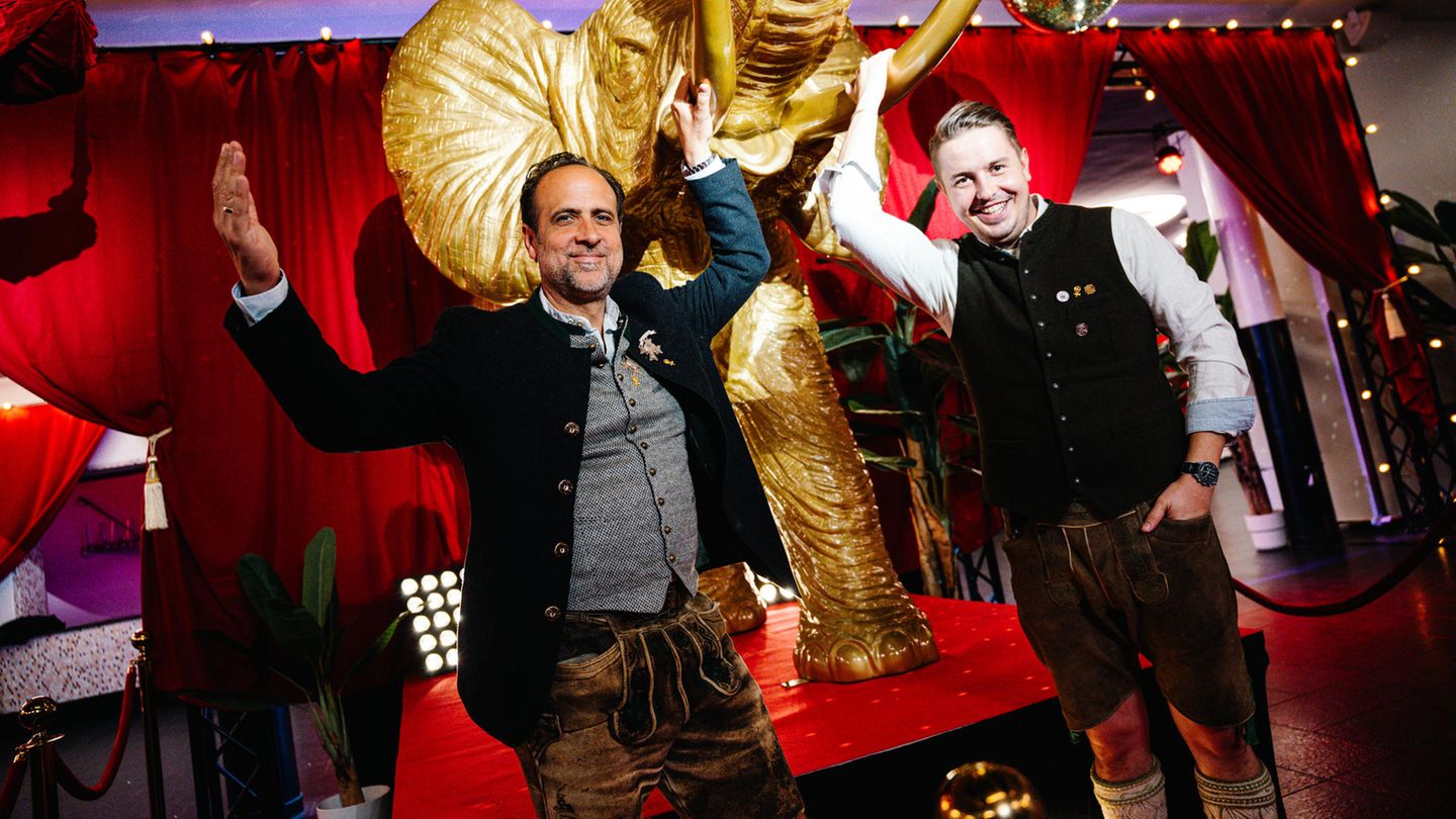 Die Chefs des Wiesnclubs: Matthias Rösch und Johannes Ress, die hier alle nur Matse und Hansi nennen. Den Elefanten haben sie als Hommage an Ludwig II. aufgestellt, den Märchenkönig Bayerns
