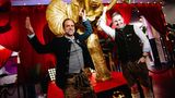 Die Chefs des Wiesnclubs: Matthias Rösch und Johannes Ress, die hier alle nur Matse und Hansi nennen. Den Elefanten haben sie als Hommage an Ludwig II. aufgestellt, den Märchenkönig Bayerns