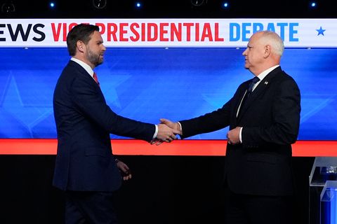 Die Vizepräsidentschaftskandidaten J.D. Vance und Tim Walz reichen sich die Hand