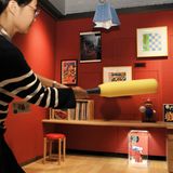 Viel Liebe zum Detail: In einer nachgebauten Wohnung kann man die Baseball-Wurfmaschine "Ultra Machine" von Nintendo aus den späten 1960er-Jahren nacherleben. Nintendo hat nicht immer nur Spielekonsolen hergestellt, sondern auch Spielzeug – das vergisst man manchmal