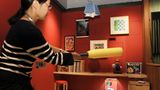Viel Liebe zum Detail: In einer nachgebauten Wohnung kann man die Baseball-Wurfmaschine "Ultra Machine" von Nintendo aus den späten 1960er-Jahren nacherleben. Nintendo hat nicht immer nur Spielekonsolen hergestellt, sondern auch Spielzeug – das vergisst man manchmal