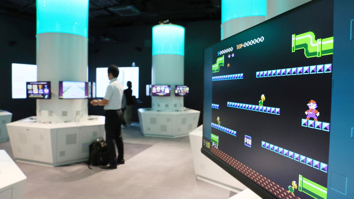 Insgesamt können die Besucher acht Spiele im NintendoMuseum spielen. Allerdings erhält jeder Gast nur eine bestimmte Anzahl an Coins dafür, die mit dem Eintrittsticket verbunden sind. Bei einem Besuch kann man deshalb nicht alle Spiele zocken – das soll wohl verhindern, dass Fans den ganzen Tag die Konsolen besetzen