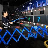 Wer nicht so auf Schusswaffen steht, wird vielleicht bei diesem Spiel hier glücklich. Mithilfe der Ultrahand, ein Spielzeug, mit dem man seine Reichweite vergrößern und Ziele greifen kann, wird nach Pokebällen gegriffen. Als Nintendo das Original 1966 auf den Markt brachte, war das ein großer Erfolg. Im Nintendo-Museum können die Besucher mit der Ultrahand Bälle fangen, die eine Bahn hinunterrollen, und sie in ein Rohr werfen, während sich der digitale Bildschirm im Hintergrund verändert.   