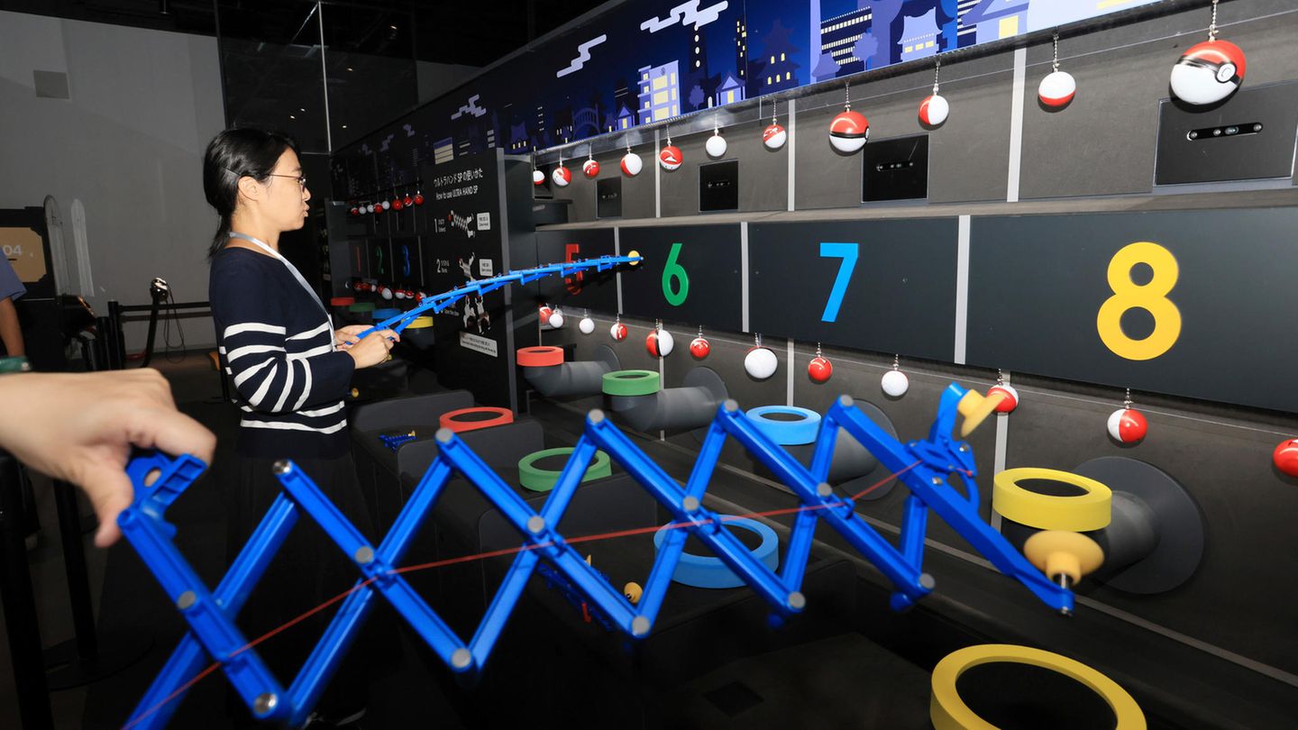 Wer nicht so auf Schusswaffen steht, wird vielleicht bei diesem Spiel hier glücklich. Mithilfe der Ultrahand, ein Spielzeug, mit dem man seine Reichweite vergrößern und Ziele greifen kann, wird nach Pokebällen gegriffen. Als Nintendo das Original 1966 auf den Markt brachte, war das ein großer Erfolg. Im Nintendo-Museum können die Besucher mit der Ultrahand Bälle fangen, die eine Bahn hinunterrollen, und sie in ein Rohr werfen, während sich der digitale Bildschirm im Hintergrund verändert.   