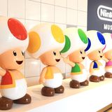 Der etwas andere Begrüßungschor. Im Eingangsbereich warten die Toads. Wer ihnen auf den Kopf tippt, kann sich ein Ständchen anhören