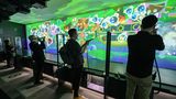 Männer mit Waffen – aber ganz ungefährlich. Als Erinnerung an die von Nintendo zu Schießständen umgebauten Bowlinghallen der 1970er-Jahre ist die Shooting Range eines der Highlights im Museum. Hier kann man Marios Gegenspielern aus zahlreichen Abenteuern mit Zapper (NES-Nachbildung) und Super Scope (SNES-Nachbildung) die Stirn bieten – und auch gegen andere Besucher antreten