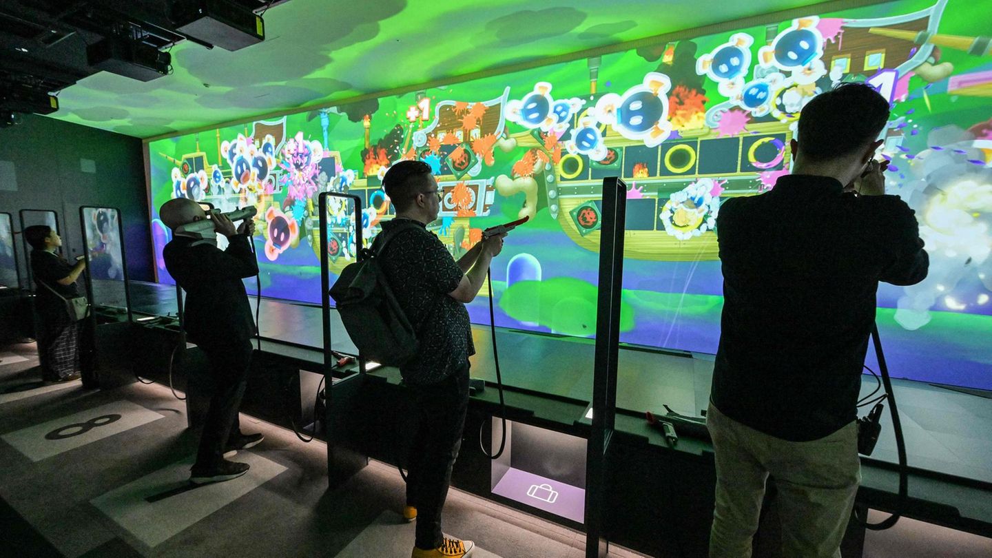 Männer mit Waffen – aber ganz ungefährlich. Als Erinnerung an die von Nintendo zu Schießständen umgebauten Bowlinghallen der 1970er-Jahre ist die Shooting Range eines der Highlights im Museum. Hier kann man Marios Gegenspielern aus zahlreichen Abenteuern mit Zapper (NES-Nachbildung) und Super Scope (SNES-Nachbildung) die Stirn bieten – und auch gegen andere Besucher antreten