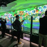 Männer mit Waffen – aber ganz ungefährlich. Als Erinnerung an die von Nintendo zu Schießständen umgebauten Bowlinghallen der 1970er-Jahre ist die Shooting Range eines der Highlights im Museum. Hier kann man Marios Gegenspielern aus zahlreichen Abenteuern mit Zapper (NES-Nachbildung) und Super Scope (SNES-Nachbildung) die Stirn bieten – und auch gegen andere Besucher antreten