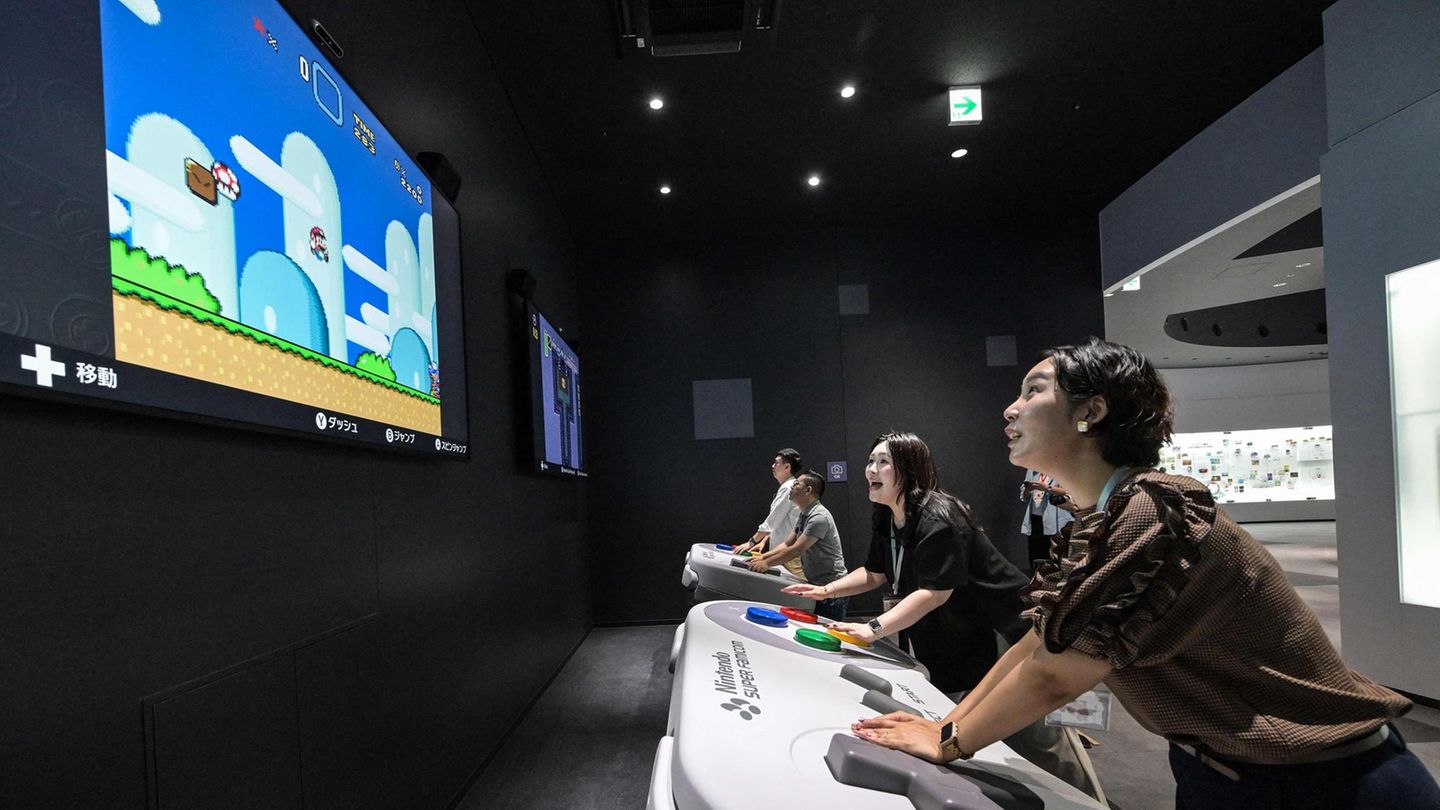 Hier können die Besucher auf überdimensional großen Controllern "Super Mario" spielen – und haben sichtlich Spaß dabei. Nintendo hat übrigens in seiner Firmengeschichte mehr als fünf Milliarden Spiele für seine Konsolen verkauft