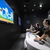 Hier können die Besucher auf überdimensional großen Controllern "Super Mario" spielen – und haben sichtlich Spaß dabei. Nintendo hat übrigens in seiner Firmengeschichte mehr als fünf Milliarden Spiele für seine Konsolen verkauft