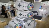 Hiermit kann man zwar keinen Super Nintendo steuern, aber die Controller-Kissen im Nintendo-Museum sind trotzdem ein Hingucker. Der Super Nintendo war die zweite stationäre Konsole, die Nintendo 1990 auf den Markt brachte. Der zugehörige Controller hatte zum ersten Mal eine Schultertaste – die später Standard werden sollte