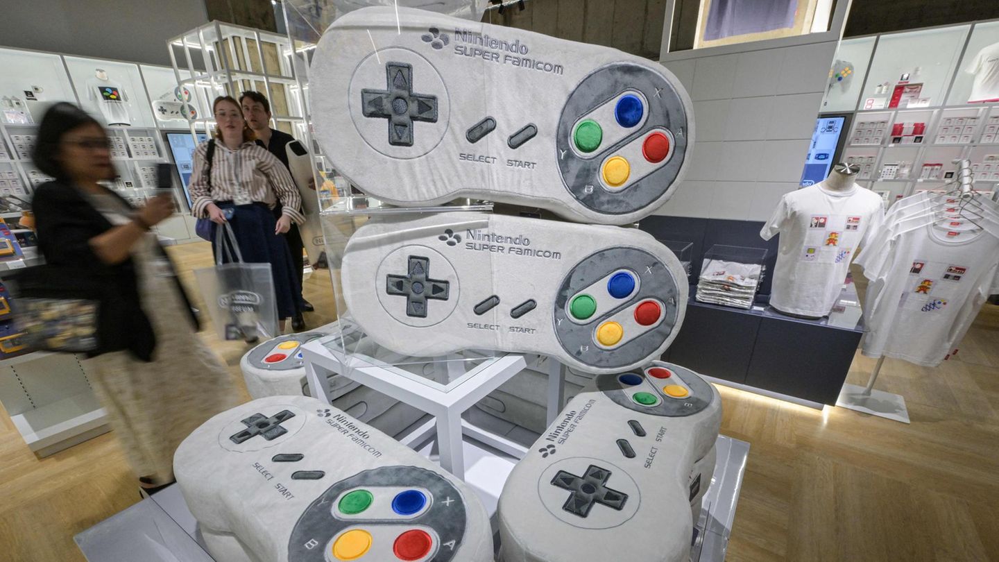 Hiermit kann man zwar keinen Super Nintendo steuern, aber die Controller-Kissen im Nintendo-Museum sind trotzdem ein Hingucker. Der Super Nintendo war die zweite stationäre Konsole, die Nintendo 1990 auf den Markt brachte. Der zugehörige Controller hatte zum ersten Mal eine Schultertaste – die später Standard werden sollte