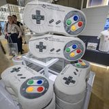 Hiermit kann man zwar keinen Super Nintendo steuern, aber die Controller-Kissen im Nintendo-Museum sind trotzdem ein Hingucker. Der Super Nintendo war die zweite stationäre Konsole, die Nintendo 1990 auf den Markt brachte. Der zugehörige Controller hatte zum ersten Mal eine Schultertaste – die später Standard werden sollte
