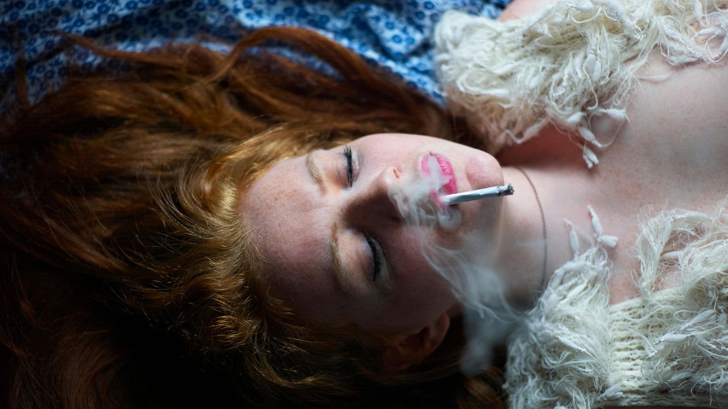 junge Frau beim rauchen
