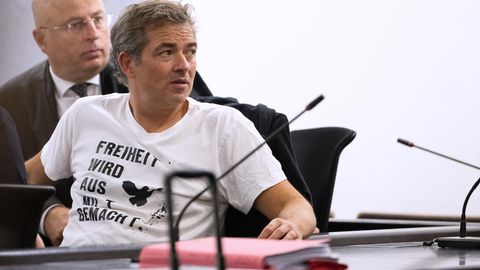 Michael Ballweg (M) sitzt mit Rechtsanwalt Gregor Samimi in einem Saal des Landgerichts Stuttgart.