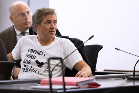 Michael Ballweg (M) sitzt mit Rechtsanwalt Gregor Samimi in einem Saal des Landgerichts Stuttgart.