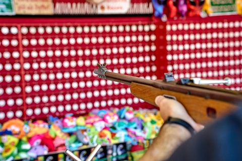 Eine Schießbude auf dem Oktoberfest