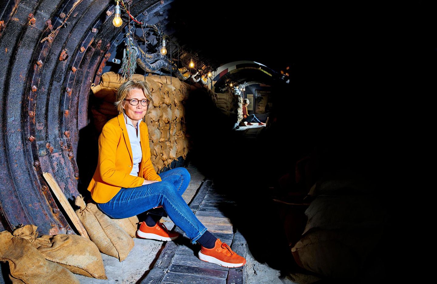Karina Urbach sitzt in einem Teil des Spionagetunnels im Berliner Alliiertenmuseum