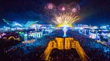 Das größte Oktoberfest Asiens findet in Qingdao statt. Qingdao war ein kleines Fischerdorf, als es zwischen 1898 und 1919 von Deutschen besetzt wurde und offiziell zum "Deutschen Reich" gehörte. Zu Zeiten der Kolonie entstanden die ersten Brauereien im Ort. 1903 wurde hier die "Tsingtao"-Brauerei gegründet, das gleichnamige Bier ist weltweit bekannt …