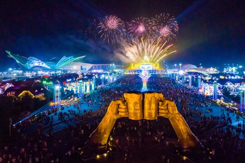 Das größte Oktoberfest Asiens findet in Qingdao statt. Qingdao war ein kleines Fischerdorf, als es zwischen 1898 und 1919 von Deutschen besetzt wurde und offiziell zum "Deutschen Reich" gehörte. Zu Zeiten der Kolonie entstanden die ersten Brauereien im Ort. 1903 wurde hier die "Tsingtao"-Brauerei gegründet, das gleichnamige Bier ist weltweit bekannt …