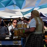 Auch in Afrika wird das Oktoberfest gefeiert – zum Beispiel in Namibia. Das Land wurde von 1884 bis 1915 vom Deutschen Kaiserreich besetzt. Anfang 1900 entstanden dort die ersten Brauereien. In den 1920ern kauften zwei deutsch-namibischen Unternehmer Brauereien auf und nannten sie "South West Breweries". Nach der namibischen Unabhängigkeit 1990 benannte sich das Unternehmen in "Namibia Breweries Limited" um. Zusammen mit dem Sport Klub Windhoek richtet diese Brauerei in der Hauptstadt Windhoek seit 1958 ein Oktoberfest aus. Dieses Jahr treten unter anderem "Die Schuhplatter" auf, der Eintritt kostet zwischen 50 Namibia-Dollar – das sind etwa 2,60 Euro – und 14.400 namibische Dollar für den VIP-Tisch. Das sind umgerechnet um die 750 Euro für einen Tisch für acht Personen