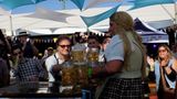 Auch in Afrika wird das Oktoberfest gefeiert – zum Beispiel in Namibia. Das Land wurde von 1884 bis 1915 vom Deutschen Kaiserreich besetzt. Anfang 1900 entstanden dort die ersten Brauereien. In den 1920ern kauften zwei deutsch-namibischen Unternehmer Brauereien auf und nannten sie "South West Breweries". Nach der namibischen Unabhängigkeit 1990 benannte sich das Unternehmen in "Namibia Breweries Limited" um. Zusammen mit dem Sport Klub Windhoek richtet diese Brauerei in der Hauptstadt Windhoek seit 1958 ein Oktoberfest aus. Dieses Jahr treten unter anderem "Die Schuhplatter" auf, der Eintritt kostet zwischen 50 Namibia-Dollar – das sind etwa 2,60 Euro – und 14.400 namibische Dollar für den VIP-Tisch. Das sind umgerechnet um die 750 Euro für einen Tisch für acht Personen